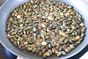 Ristede græskarkerner på pande eller i ovn - nem opskrift 