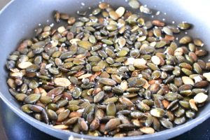 Ristede græskarkerner på pande eller i ovn - nem opskrift