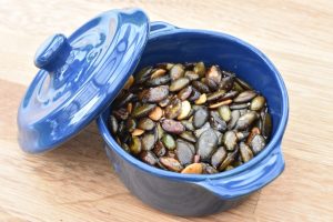 Ristede græskarkerner - nem opskrift til pande eller ovn