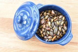 Ristede græskarkerner på pande eller i ovn - nem opskrift 