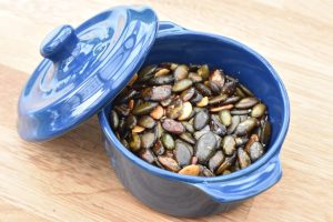 Ristede græskarkerner på pande eller i ovn - nem opskrift 