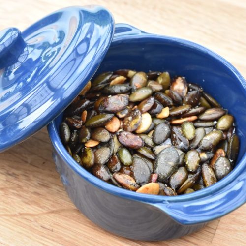 Ristede græskarkerner på pande eller i ovn - nem opskrift