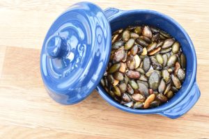 Ristede græskarkerner på pande eller i ovn - nem opskrift 