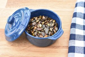 Ristede græskarkerner på pande eller i ovn - nem opskrift 