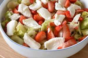 DSC_0023 • nogetiovnen.dk Jordbærsalat med mozzarella - nem salat med jordbær