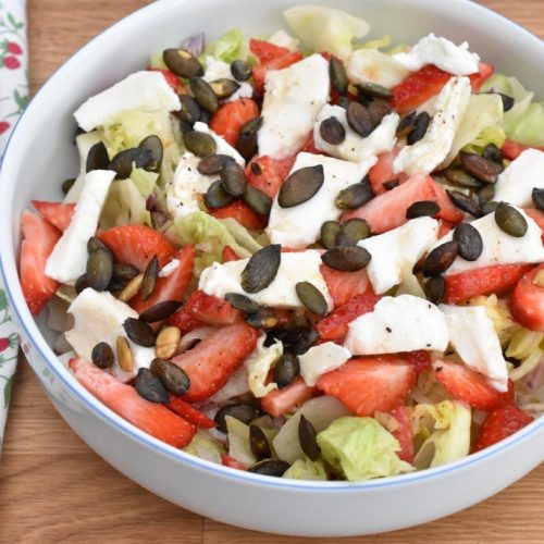 Jordbærsalat med mozzarella - nem salat med jordbær