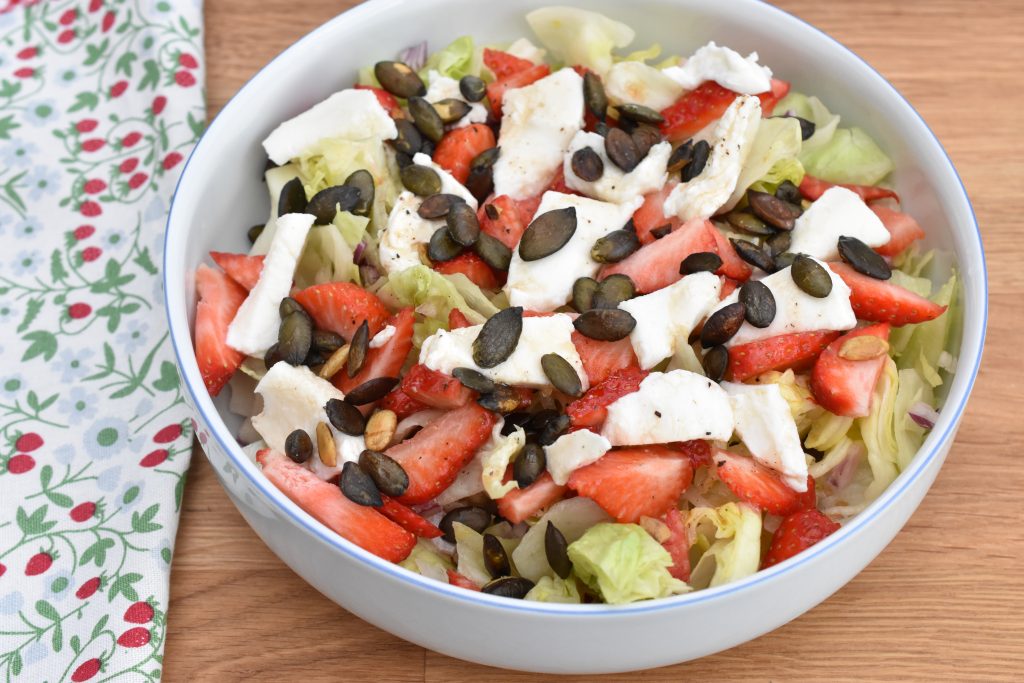 Jordbærsalat med mozzarella - nem salat med jordbær