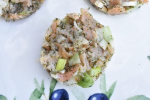 Laksetatar - nem opskrift på tatar med røget laks