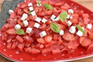 Salat med jordbær, melon og feta - vandmelonsalat