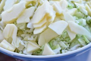 Salat med spidskål, æble og dressing - opskrift