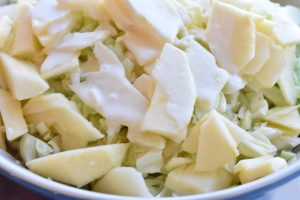 Salat med spidskål, æble og dressing - opskrift