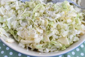 Salat med spidskål, æble og dressing - opskrift