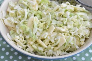 Salat med spidskål, æble og dressing - opskrift