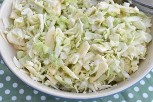 Salat med spidskål, æble og dressing - opskrift