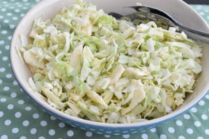 Salat med spidskål, æble og dressing - opskrift