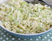 Salat med spidskål, æble og dressing - opskrift