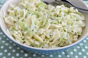 Salat med spidskål, æble og dressing - opskrift