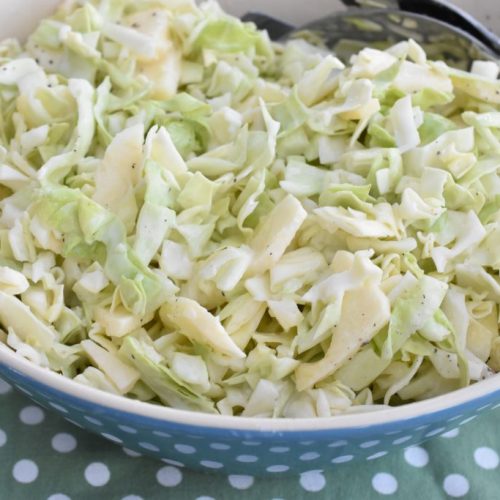 Salat med spidskål, æble og dressing - opskrift