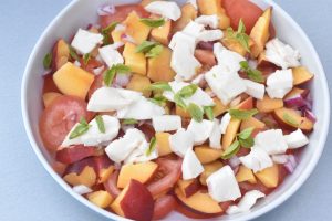 Nektarinsalat med tomater & mozzarella - tomatsalat med nektariner