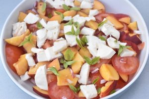 Nektarinsalat med tomater & mozzarella - tomatsalat med nektariner