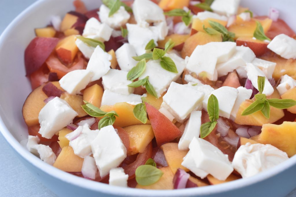 Nektarinsalat med tomater & mozzarella - tomatsalat med nektariner
