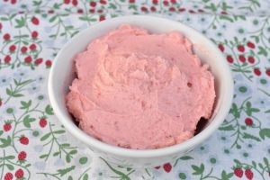 DSC_2322 • nogetiovnen.dk Jordbærsmørcreme til kager - nem opskrift