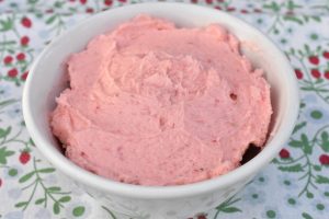 Jordbærsmørcreme til kager - nem opskrift