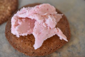 Havrecookies med jordbærsmørcreme