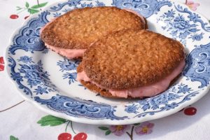 DSC_2390 • nogetiovnen.dk Havrecookies med jordbærsmørcreme