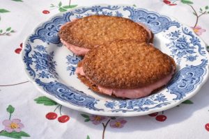 DSC_2391 • nogetiovnen.dk Havrecookies med jordbærsmørcreme