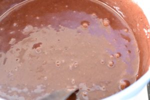 Black magic chokoladekage med mousse og bær