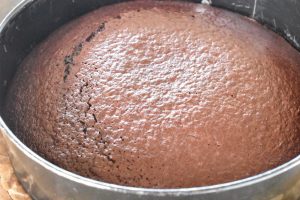 Black magic chokoladekage med mousse og bær