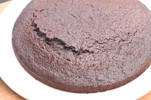 Black magic chokoladekage med mousse og bær
