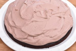 Black magic chokoladekage med mousse og bær