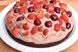Black magic chokoladekage med mousse og bær