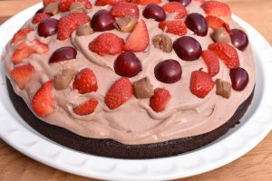Black magic chokoladekage med mousse og bær
