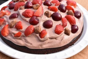 Black magic chokoladekage med mousse og bær