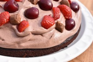 Black magic chokoladekage med mousse og bær
