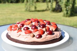 Black magic chokoladekage med mousse og bær
