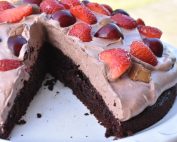 Black magic chokoladekage med mousse og bær