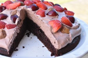 Black magic chokoladekage med mousse og bær