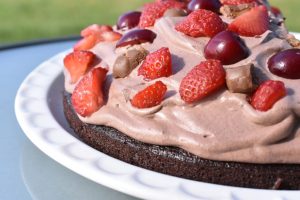 Black magic chokoladekage med mousse og bær