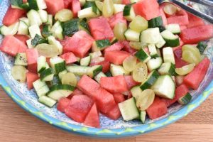 Vandmelon salat med agurk og vindruer - sommersalat