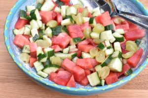 Vandmelon salat med agurk og vindruer - sommersalat