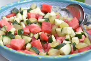 Vandmelon salat med agurk og vindruer - sommersalat