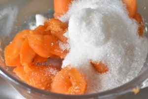 Abrikossyltetøj i mikroovn