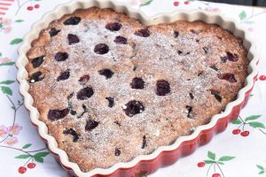 Kirsebærtærte - opskrift på tærte med kirsebær og kokos