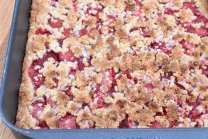 Jordbærsnitter - crumblesnitter med jordbær