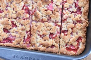 Jordbærsnitter - crumblesnitter med jordbær