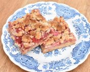 Jordbærsnitter - crumblesnitter med jordbær